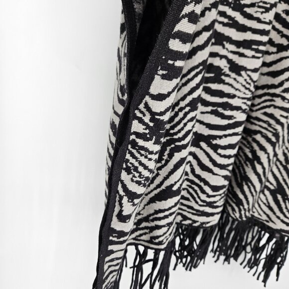 Christian Siriano Poncho Women L XL Zebra Fringe Sweater Knit Pullover Zip Front - Picture 4 of 12